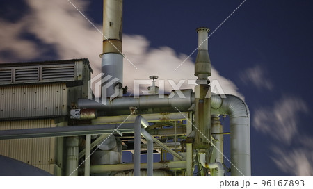 兵庫県尼崎市の工場夜景、関西熱化学尼崎事業所の複雑な配管と吹き出す水蒸気のアップ 96167893