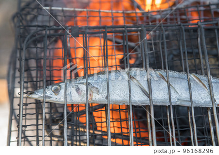 【オートキャンプ場で生サンマの塩焼き】 96168296