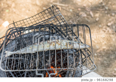 【オートキャンプ場で生サンマの塩焼き】 96168298