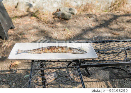 【オートキャンプ場で生サンマの塩焼きの完成】 96168299