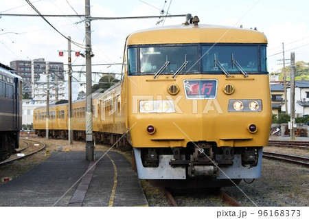 車両基地に停車する急行表示の117系 車両基地に停車する急行表示の117系 96168373