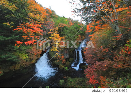 紅葉する奥日光三名瀑の竜頭の滝/栃木県日光市 紅葉する奥日光三名瀑の竜頭の滝/栃木県日光市 96168462