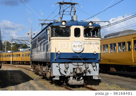 車両基地に停車するEF65形電気機関車(寝台特急あさかぜラストランヘッドマーク掲出) 車両基地に停車するEF65形電気機関車(寝台特急あさかぜラストランヘッドマーク掲出) 96168481