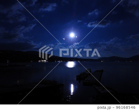 ヤマナカ・ブルー　満月の日のムーンロード　霜月の月あかりのみち山中湖の湖畔 96168546