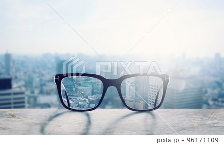 Glasses that correct eyesight from blurred to sharp 96171109
