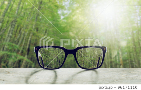 Glasses that correct eyesight from blurred to sharp 96171110