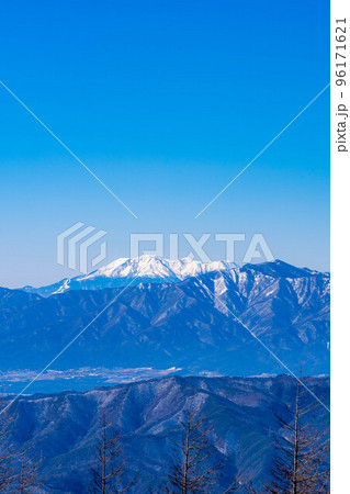 【冬素材】冬の入笠山山頂から見た北アルプス【長野県】 96171621