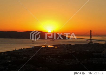 須磨浦山上遊園から眺める明石海峡大橋 96171657