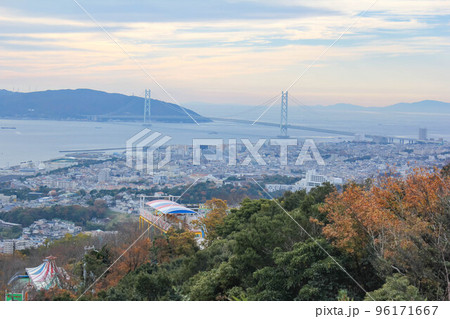 須磨浦山上遊園から眺める明石海峡大橋 96171667