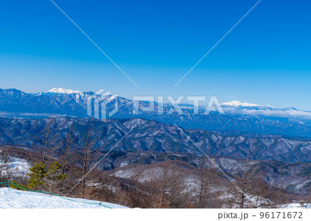 【冬素材】冬の入笠山山頂から見た中央アルプスと御嶽山【長野県】 【冬素材】冬の入笠山山頂から見た中央アルプスと御嶽山【長野県】 96171672