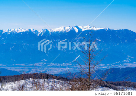 【冬素材】冬の入笠山山頂から見た中央アルプスと御嶽山【長野県】 96171681