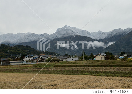 北杜市白州町、令和4年10月25日南アルプス初冠雪と晩秋の里 96171688