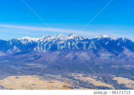 【冬素材】冬の入笠山山頂から見た南アルプスと八ヶ岳【長野県】 96171715