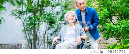 車いすのシニア夫婦 96171741