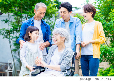車いすのシニアとファミリーのポートレート 車いすのシニアとファミリーのポートレート 96171743
