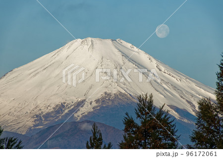 丹沢山地・ミツバ岳から見る富士山と月 丹沢山地・ミツバ岳から見る富士山と月 96172061