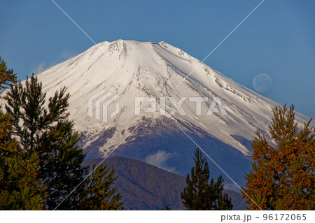 丹沢山地・ミツバ岳から見る富士山と月 丹沢山地・ミツバ岳から見る富士山と月 96172065
