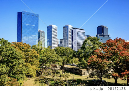 大阪府大阪市　大阪城公園から見た大阪ビジネスパーク 96172128