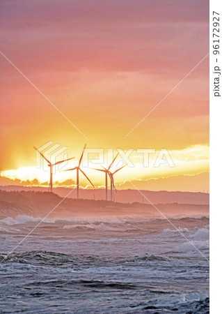 日本海海 夕暮れ 風車(北栄町) 日本海海 夕暮れ 風車(北栄町) 96172927