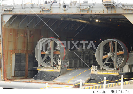 輸送艦に格納されるエア・クッション艇　LCAC　海上自衛隊 96173372