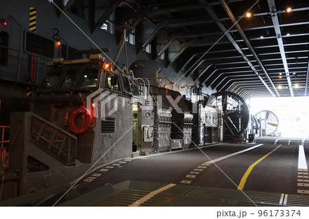 輸送艦に格納されるエア・クッション艇　LCAC　海上自衛隊 96173374