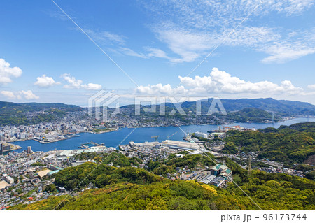長崎県/ 新緑と海と青空のコントラストが美しい稲佐山（公園） 展望台からみた街風景 96173744