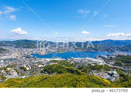長崎県/ 新緑と海と青空のコントラストが美しい稲佐山(公園) 展望台からみた街風景 長崎県/ 新緑と海と青空のコントラストが美しい稲佐山(公園) 展望台からみた街風景 96173760