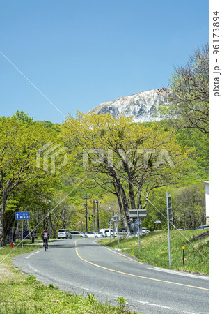 新緑・初夏のサイクリングイメージ(奥大山) 新緑・初夏のサイクリングイメージ(奥大山) 96173894