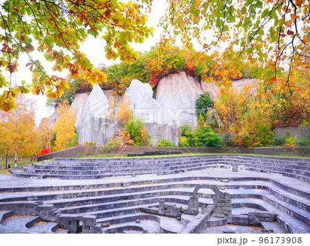北海道の絶景 石山緑地の紅葉風景 96173908