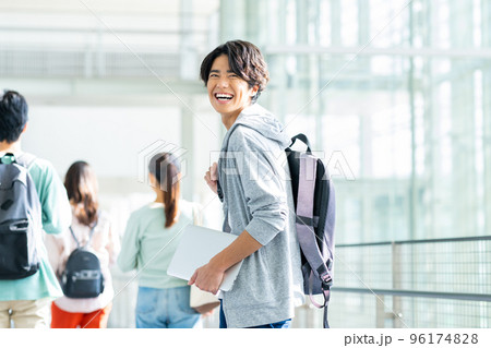 大学生の若い男性 大学生の若い男性 96174828