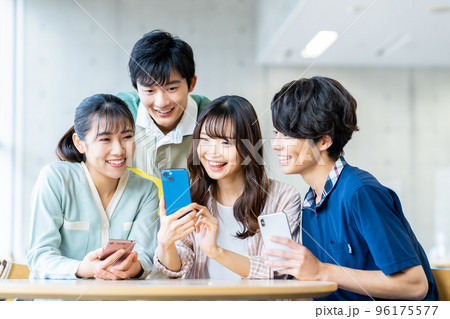 スマホを見る大学生の男女 96175577