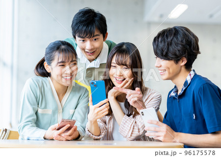 スマホを見る大学生の男女 96175578