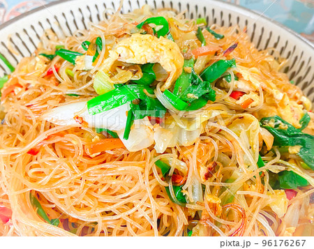 中国家庭料理・台湾炒米粉（炒り卵入り台湾ビーフン炒め） 96176267