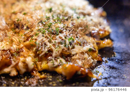 鉄板の上で焼かれるお好み焼き 鉄板の上で焼かれるお好み焼き 96176446