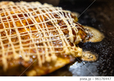 鉄板の上で焼かれるお好み焼き 鉄板の上で焼かれるお好み焼き 96176447