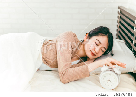 朝ベッドで熟睡して起きれない低血圧の日本人女性 朝ベッドで熟睡して起きれない低血圧の日本人女性 96176483