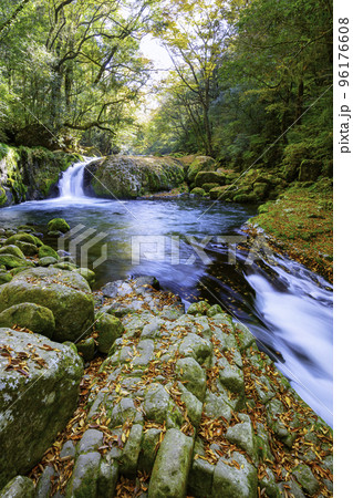 秋の色に染まりはじめる菊池渓谷（熊本県菊池市） 96176608