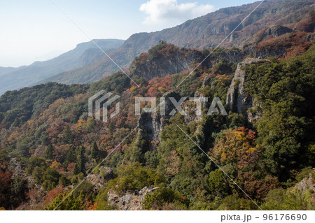 日本の香川県小豆島のとても美しい秋の紅葉 96176690