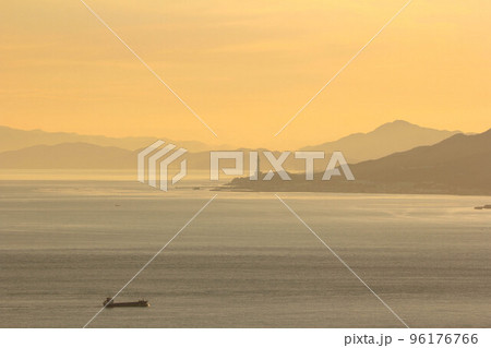 須磨浦山上遊園から眺める淡路島 96176766