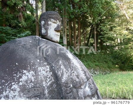 岡本太郎が感動した万治の石仏（ 長野県諏訪町） 96176779