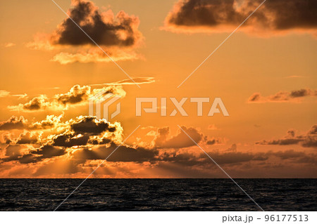 内灘海岸の夕焼け 96177513