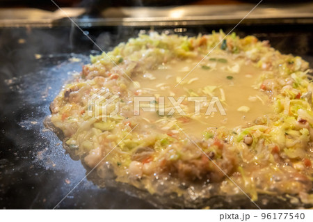 鉄板の上のもんじゃ焼き 96177540