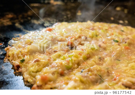 鉄板の上のもんじゃ焼き 96177542