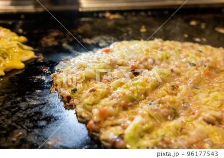 鉄板の上のもんじゃ焼き 鉄板の上のもんじゃ焼き 96177543
