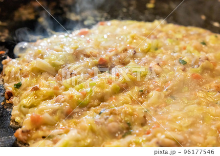 鉄板の上のもんじゃ焼き 96177546