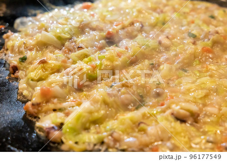 鉄板の上のもんじゃ焼き 鉄板の上のもんじゃ焼き 96177549