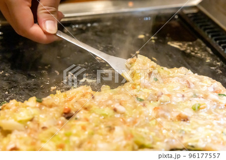 鉄板の上のもんじゃ焼き 96177557