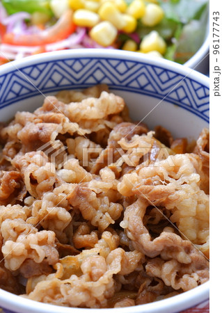 牛肉がたっぷり味わえる牛丼 96177743