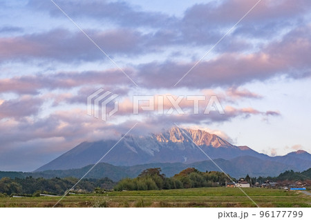 夕暮れの大山南壁 鳥取県日野郡江府町貝田からの眺め 夕暮れの大山南壁 鳥取県日野郡江府町貝田からの眺め 96177799