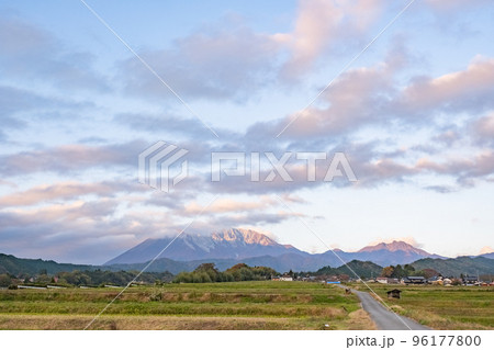 夕暮れの大山南壁 鳥取県日野郡江府町貝田からの眺め 夕暮れの大山南壁 鳥取県日野郡江府町貝田からの眺め 96177800